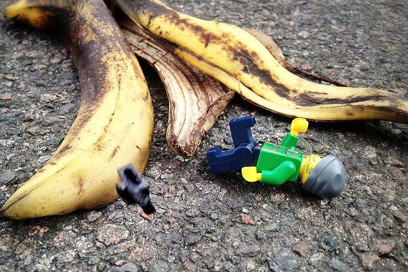 Illustration for article titled Intrepid Lego minifig goes around the world taking pictures